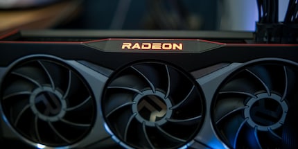Nur der Radeon-Schriftzug ist beleuchtet.