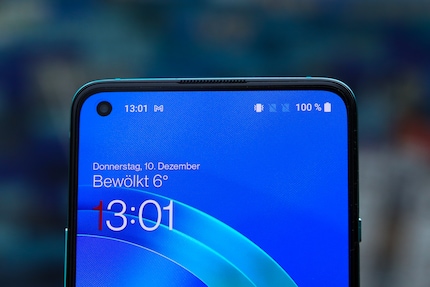 Die Frontkamera fügt sich in die Benachrichtigungszeile ein.