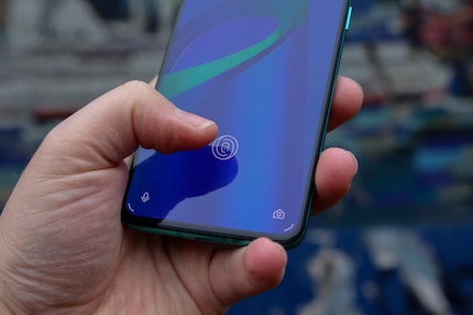 Der Fingerabdrucksensor befindet sich unter dem Display.