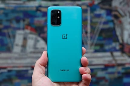 Im OnePlus 8T ist der Akku zweigeteilt, aber von außen trotzdem nicht zu sehen.