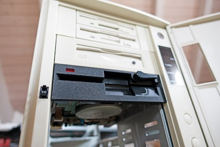 Von oben: 3,5-Zoll-Diskettenlaufwerk, Super Disk Drive, Zip Drive, 5,25-Zoll-Diskettenlaufwerk