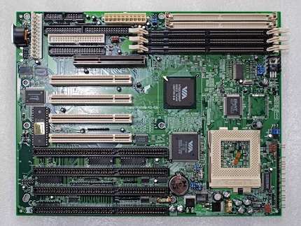 Das Tyan S1590 Trinity 100 AT bietet alles, was mein Retro-Herz begehrt: Vier PCI Slots, vier ISA Slots, genügend Platz für überlange Karten und sogar die Möglichkeit, schnellere AMD K6-2 Prozessoren einzusetzen.
