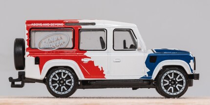 Sir William Jones mit seinem Land Rover Defender.