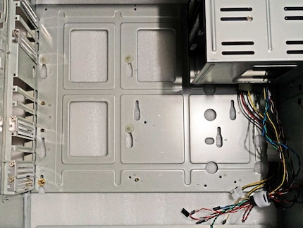 Gleich darf das Mainboard rein.