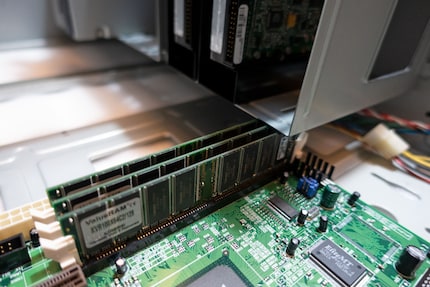 Motherboard und RAM passen exakt neben den HDD-Käfig.