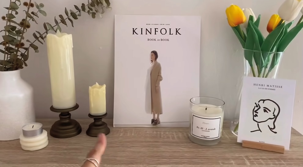 Fake-Kerzen und -Blumen sind fürs Ambiente der Renner. Bild: Youtuberin «Risha Atp»
