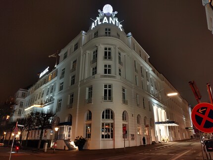 Das Hotel Atlantic bei Nacht.