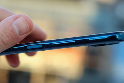 Der Fingerabdrucksensor an der Seite.