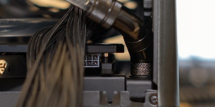Zwischen den Fittings und dem GPU-Wasserblock ist es sehr eng.