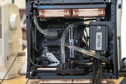 Der provisorische Loop: Pumpe - Radiator unten - Grafikkarte - Radiator oben - Reservoir