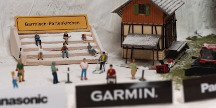 Die Zuschauer wollen sich das Spektakel von der Doppelschanze nicht entgehen lassen.