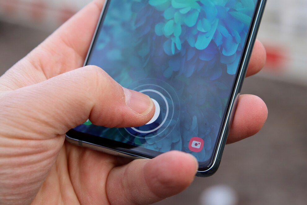 Fingerabdrucksensor im Display.