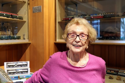 Lässt sich weder von ausbleibenden Kunden noch von Viren die Laune verderben: Frau Neisser in ihrem Modelleisenbahngeschäft, das sie an diesem Standort seit 1981 betreibt.