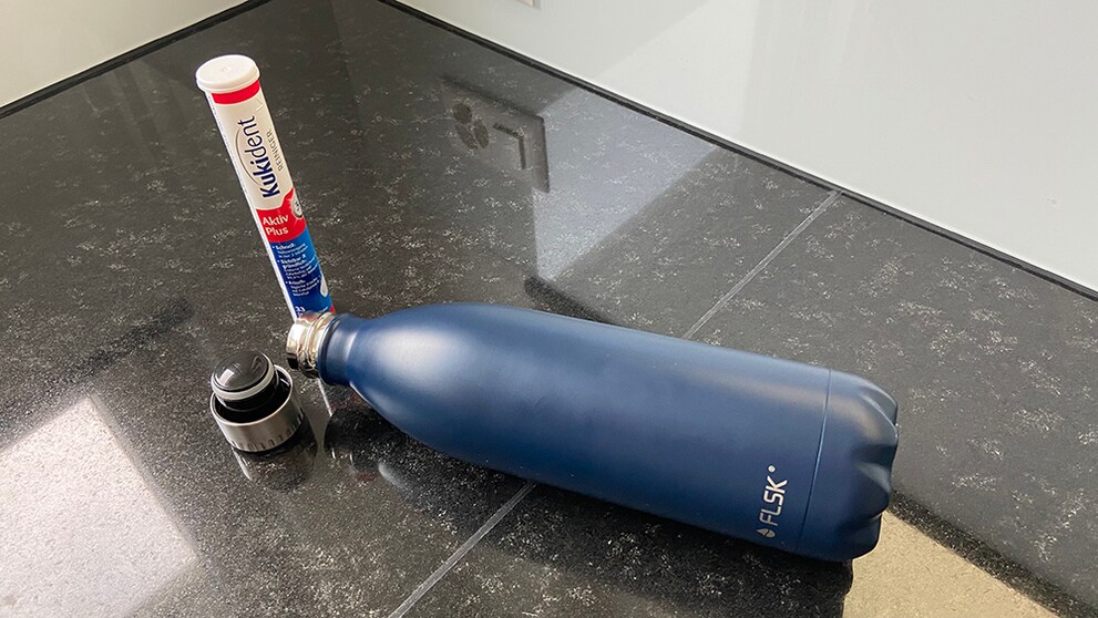 Der Hals meiner FLSK-Flasche ist zu klein für den Geschirrspüler. Darum greife ich stattdessen zu Reinigungstabletten.