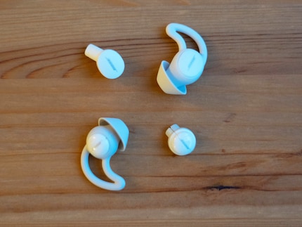 Oben die Neuen, unten die Alten. Die Sleepbuds 2.0 sind etwas grösser.
