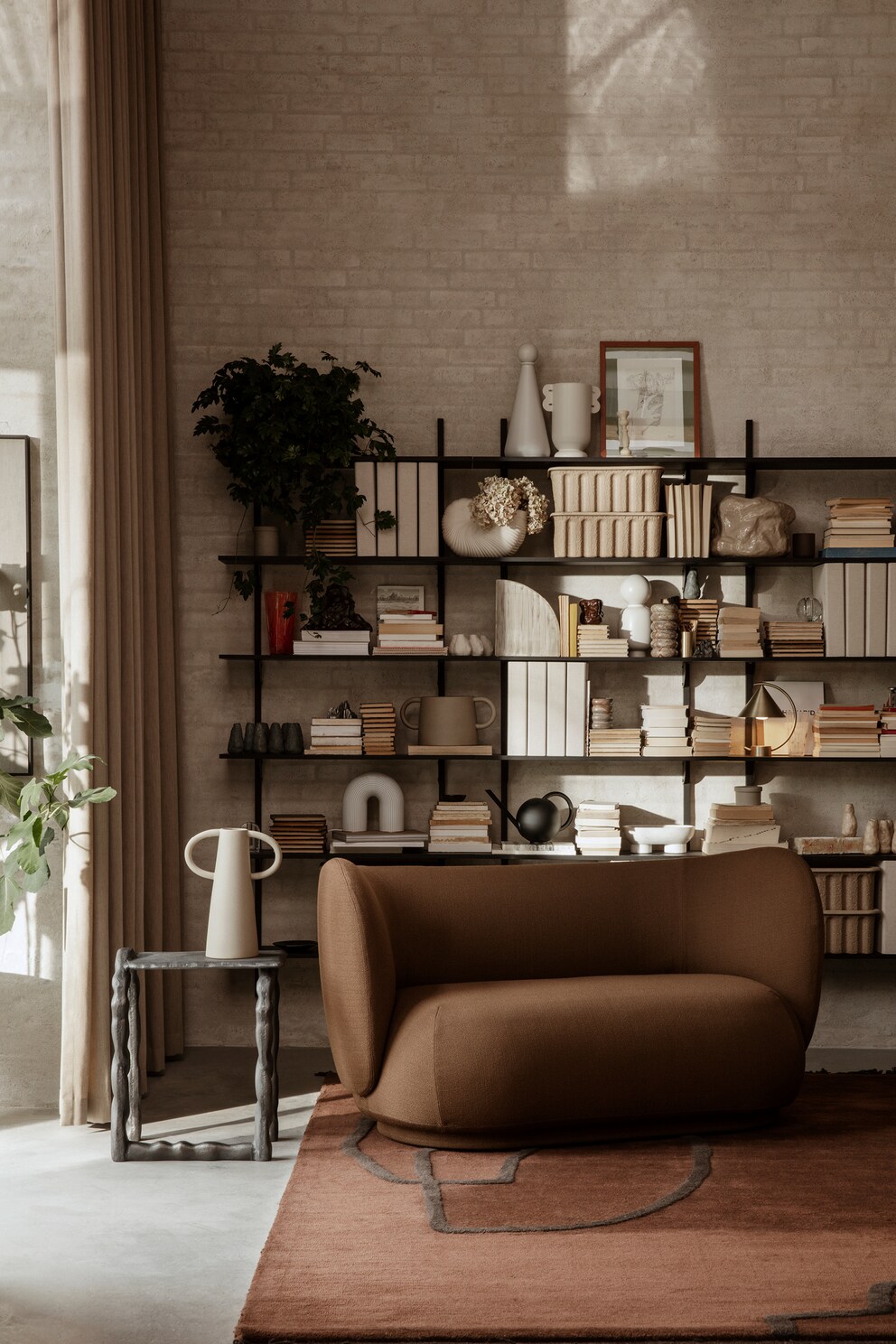 Ein Mix aus Büchern und Deko lockert das Gesamtbild auf. Bild: Ferm Living