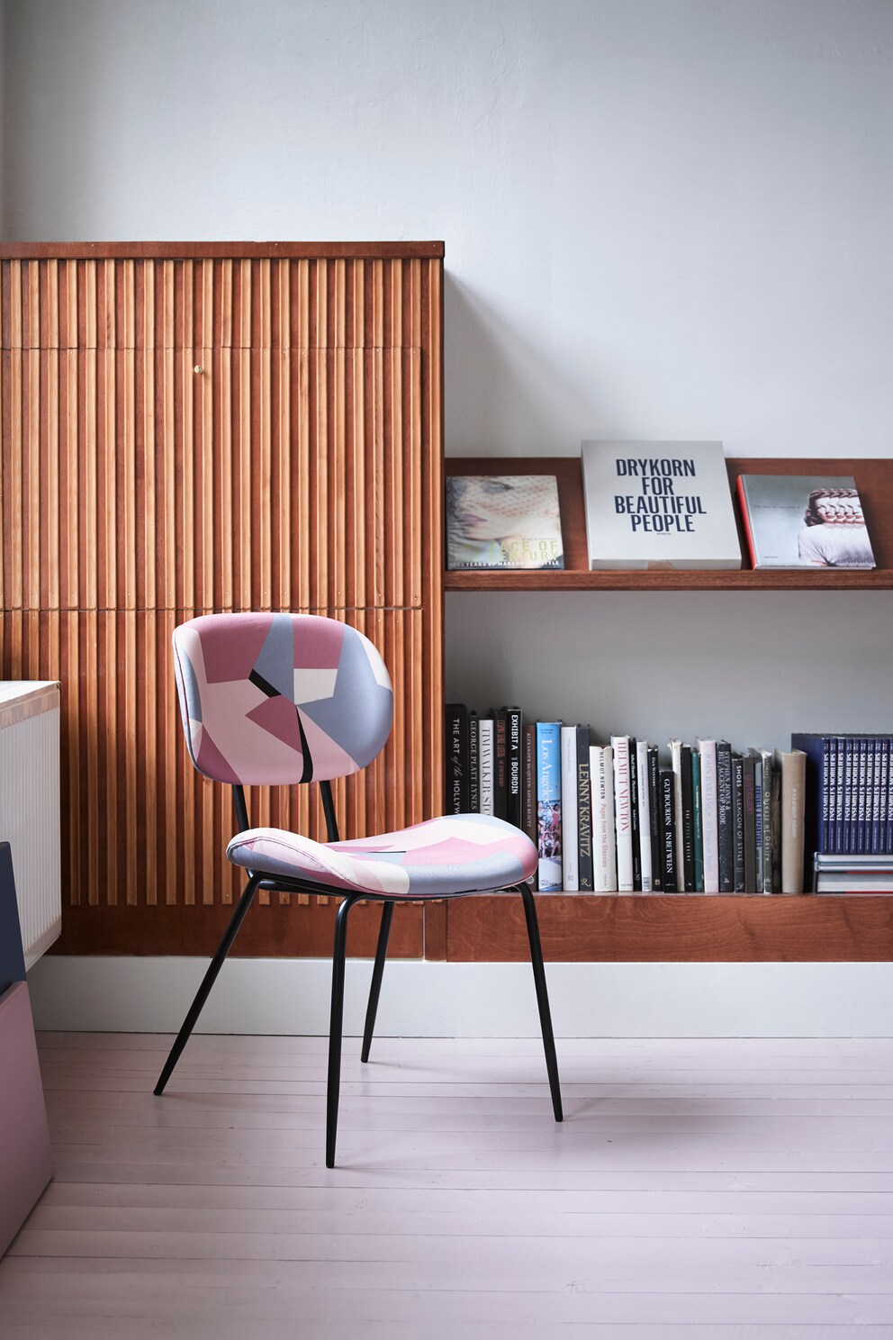 Stimuliert die Sinne: eine Print-Bibliothek mit alten Zeitschriften und Büchern. Bild: HK Living