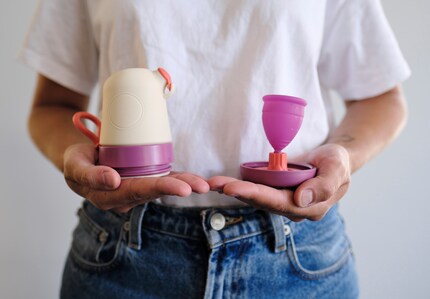 Eine zurückhaltende Form- und Farbgebung lassen den Behälter wie einen Coffee to go aussehen. Bild: Emanui