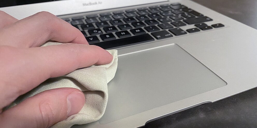 Der Mikrofaserlappen wirkt auch beim Laptop wahre Wunder.