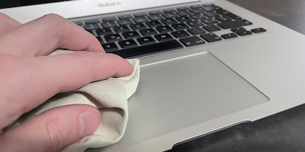 Der Mikrofaserlappen wirkt auch beim Laptop wahre Wunder.