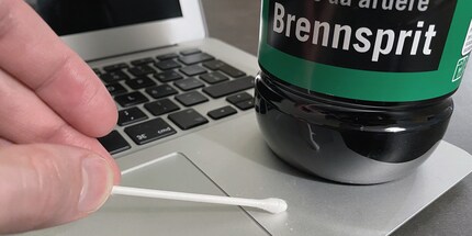 Bei besonders hartnäckigen Flecken kommt Alkohol zum Einsatz.