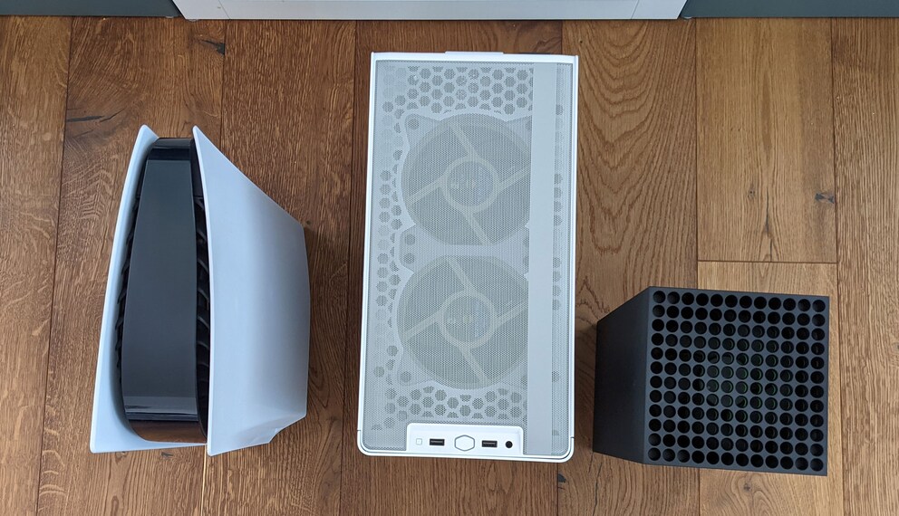 Ganz so kompakt wie die Next-Gen-Konsolen ist der PC nicht.