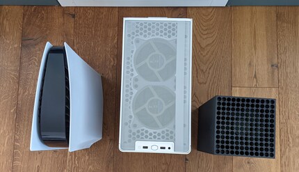 Ganz so kompakt wie die Next-Gen-Konsolen ist der PC nicht.