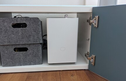 Das NR200 passt knapp in mein TV-Möbel. Die Abwärme kann aber bei geschlossener Türe schlecht entweichen.