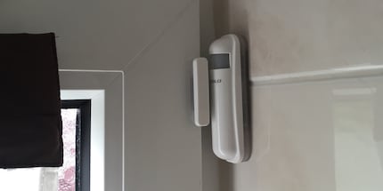 Auch im Devolo-Portfolio: Fenster- und Türkontakte zur Sicherung deines Zuhauses. Bildquelle: loggn.de