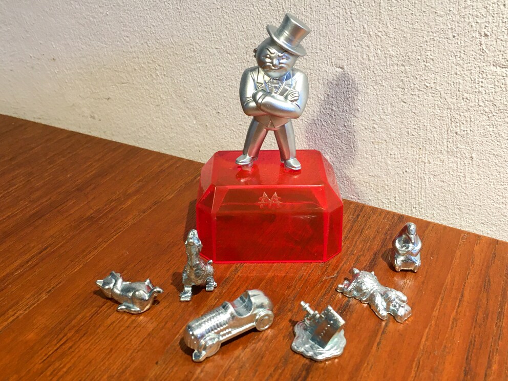 Mr. Monopoly überragt die anderen Spielfiguren.