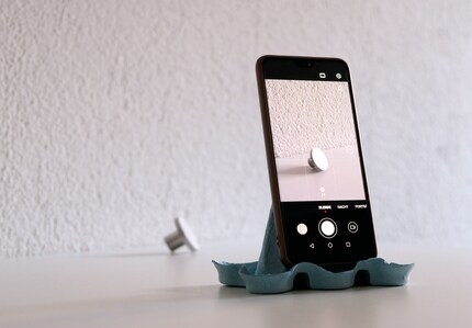 Ob ein Bücherstapel, Mobiltelefonständer oder Tripod – jedes Mittel ist recht, um das Smartphone zu fixieren.