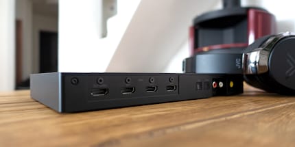 1 x HDMI Out (eARC), 3 x HDMI IN, OPT IN (TOS Link) und Analog In