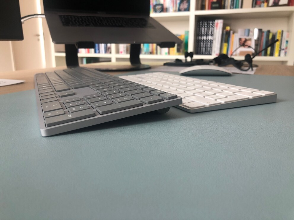 Das Surface Keyboard ist ein wenig stärker geneigt als mein Magic Keyboard.