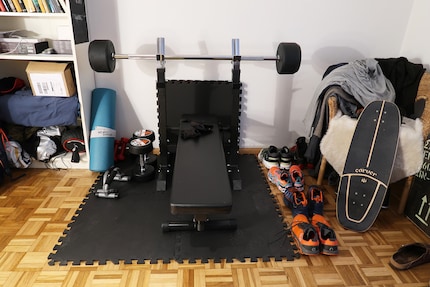 Klein, aber mein: Das Bänkli und ein paar Hanteln fürs Krafttraining zuhause.