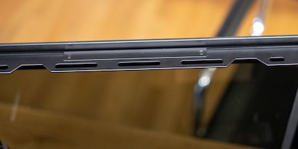 Viele Schrauben: Die Seiten-Panels sind mit zwei Schrauben befestigt.