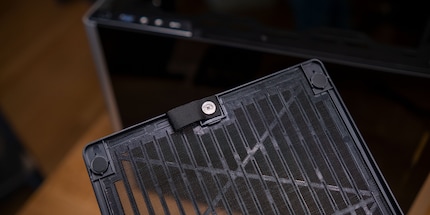 Das Top-Panel ist gleichzeitig Staubfilter. Am Textilbändel lässt sich das magnetische Panel hochziehen.