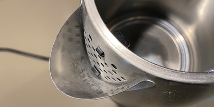 Der Kalk am Boden und im Ausguss des Wasserkochers soll weg.