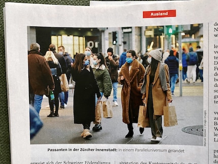 DER SPIEGEL macht es hier vor allem deshalb falsch, weil sich die Männer, die diese vier Frauen sprachlich zu «Passanten» machen, allesamt gesichtslos im Hintergrund befinden.