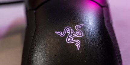 Einmal an, wird das Logo gleichmässig ausgeleuchtet.