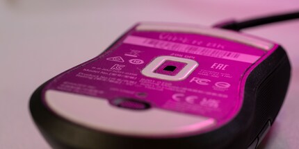 Die drei Gleitfüsse auf der Unterseite – die spiegelt übrigens viel mehr als die Oberseite.