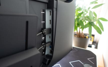 2 x HDMI (HDCP 2.2/1.4), 1 x DisplayPort (HDCP 1.3), 1 x USB Type-C (DisplayPort HDCP 1.3, Power Delivery up to 85 W), 2 x USB 3.1 Gen 1 Type-B (Upstream), Ethernet Port.