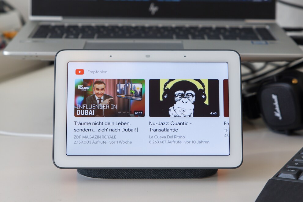 Nur Empfehlungen auf dem Touchscreen, die Suche bei Youtube gibt es nur über die Sprachsteuerung.