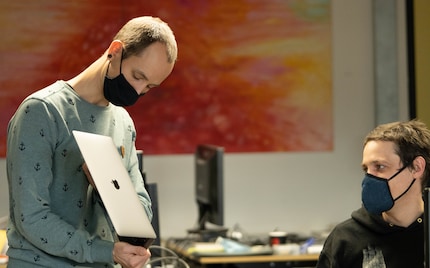 Benjamin Arnold (l.) und David Gunzinger haben das neue Macbook einen Monat intensiv getestet.