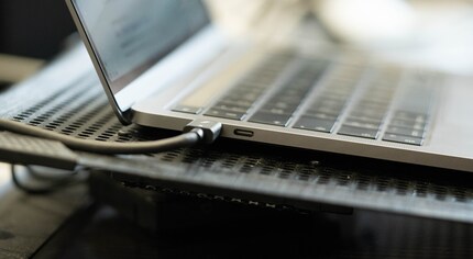 Die Anschlüsse solle Apple das nächste mal etwas aufstocken und bitte auf beide Seiten verteilen.