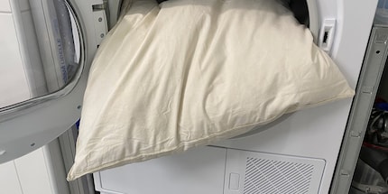 Daunenkissen trocknest du im Tumbler, aber nicht zu lange bei zu grosser Hitze.