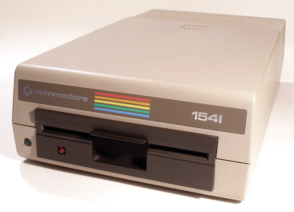 Das externe Floppy Disk Drive VC 1541 brachte mehr Speicher und insbesondere Geschwindigkeit.