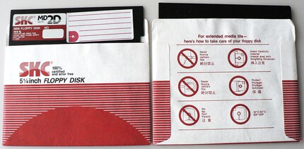 Einseitig beschreibbare 5,25-Zoll-Disketten, etwa von SKC, waren mit einem Trick auch beidseitig beschreib- und lesbar.