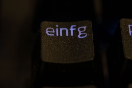 Bei schmalen Fonts wirkt der Durchscheineffekt der RGB-LEDs etwas schmuddelig.