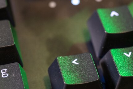 Die Keycaps aus PBT ziehen Fingerabrücke beinahe nicht an. Was von der Alu-Deckplatte im Hintergrund nicht behauptet werden kann.