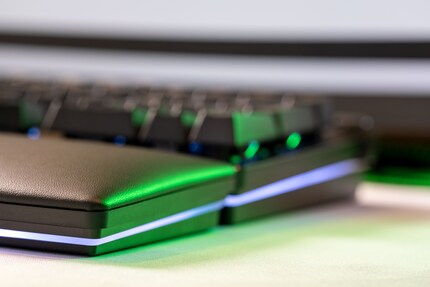 Die RGB-Leiste darf auch bei der Handgelenkauflage nicht fehlen.